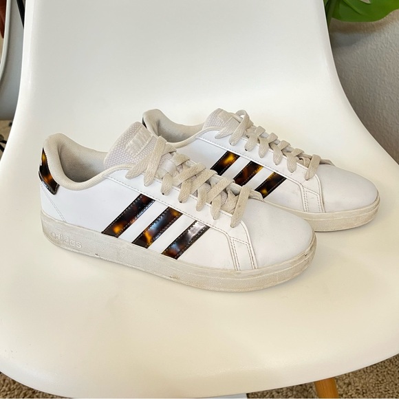 ✨ Adidas White Tortoise Shell Stripe Sneakers sz 6 | Street Style Low Tops - Picture 1 of 6